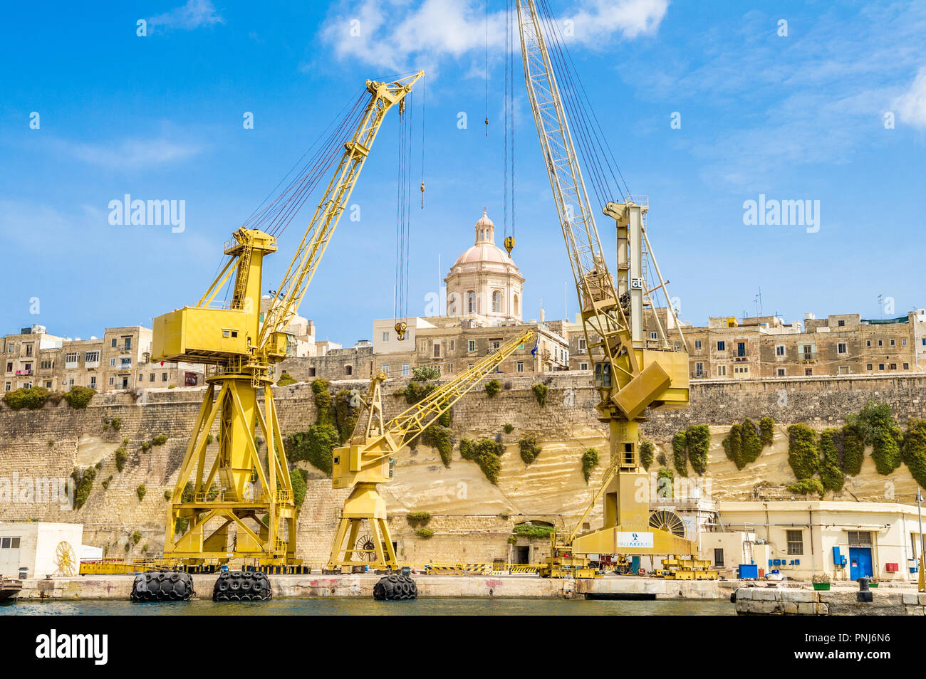 Große Kräne im Hafen von Valletta, Malta. Stockfoto