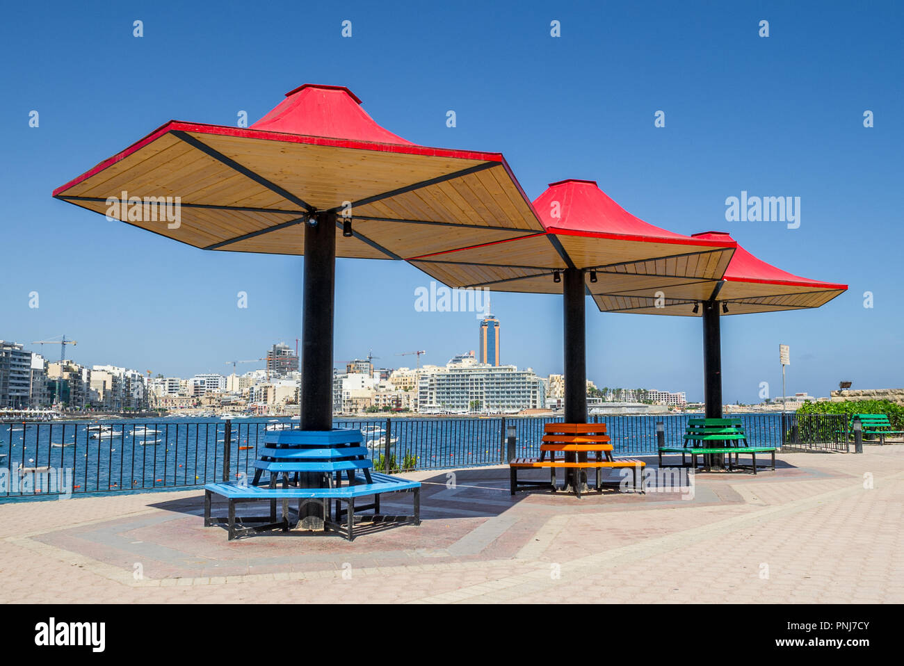 Großes Metall und Holz sitzt sun Vordächer. Stockfoto