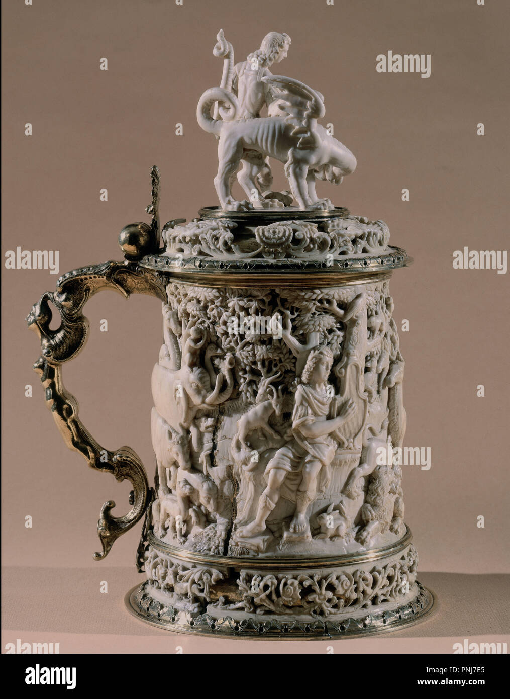 JARRA DE MARFIL Y PLATA DE CARLOS V NARRA LA HISTORIA DE DIANA Y ACTEON - SIGLO XVI-RENACIMIENTO ALEMAN. Thema: ESCUELA ALEMANA. Lage: Museo Lázaro Galdiano - coleccion. MADRID. Spanien. Stockfoto