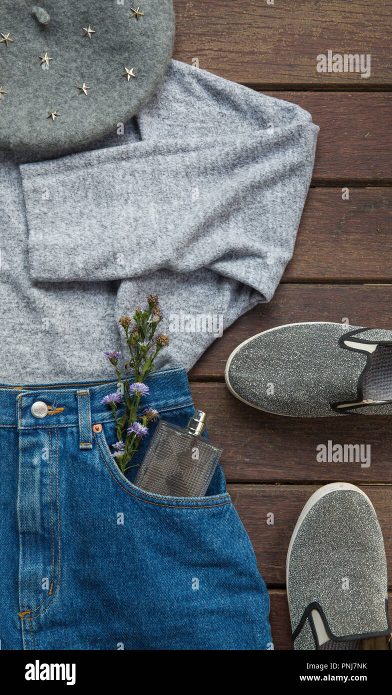 Modische Kleidung und Accessoires für Herbst auf Holz- Hintergrund. Fashion Concept Stockfoto