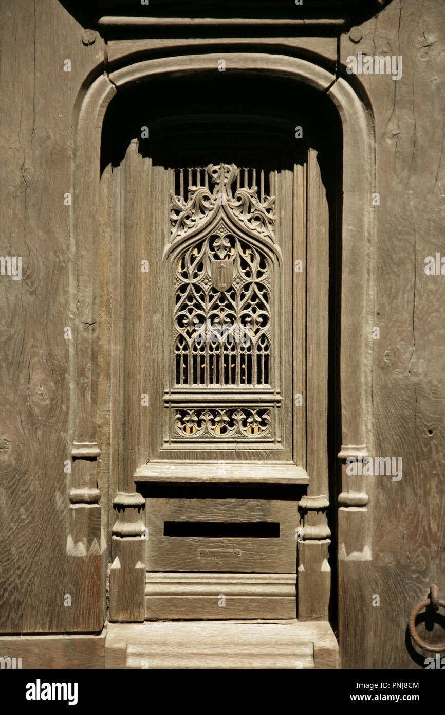 Dekorativen Holz geschnitzte Panel und Briefkasten in der alten Haustür, Rouen, Frankreich Stockfoto