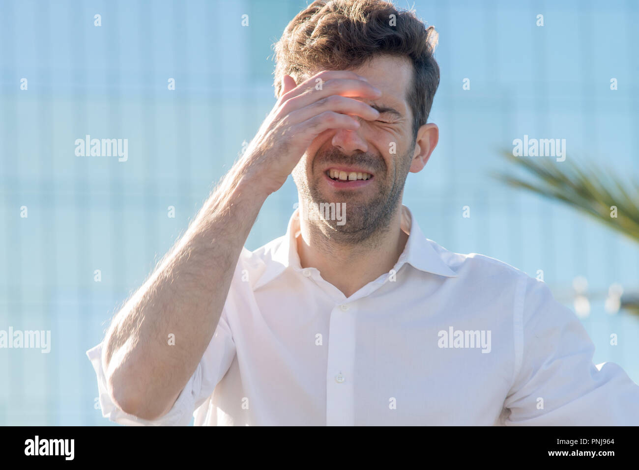 Mann mit der Hand im Kopf durch Schmerzen Stockfoto