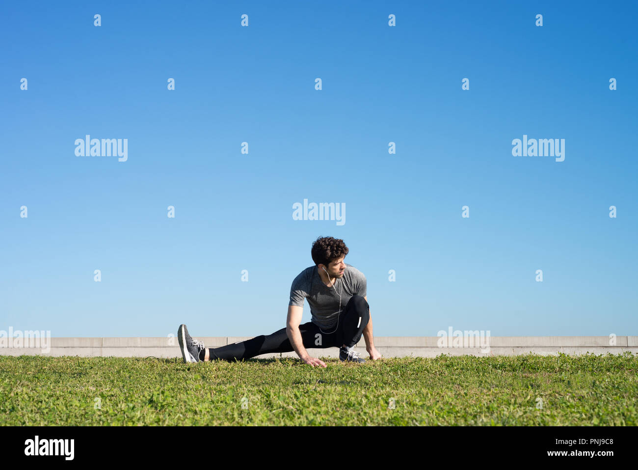 Man streckt das Bein auf dem Boden Platz für Text Stockfoto