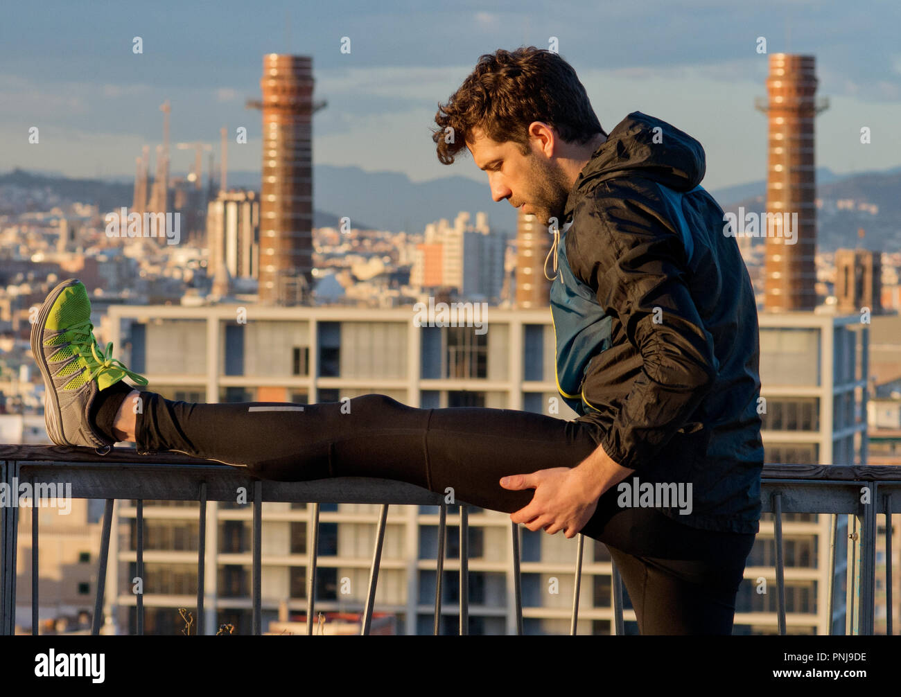 Urban runner streckt das Bein close up Stockfoto