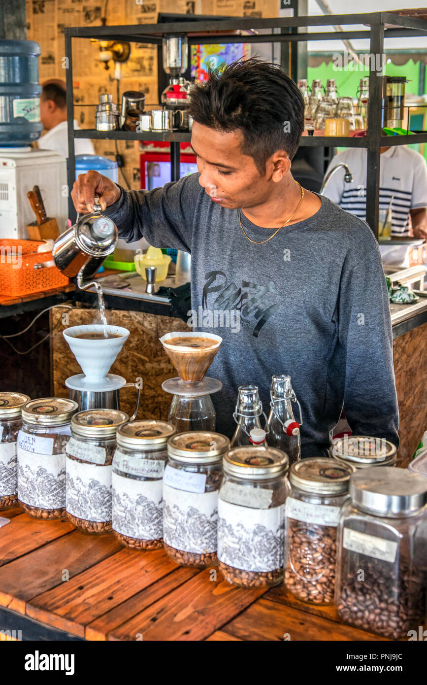 Barista gießen Filter Kaffee in einem Cafe von Yogyakarta, Java, Indonesien Stockfoto