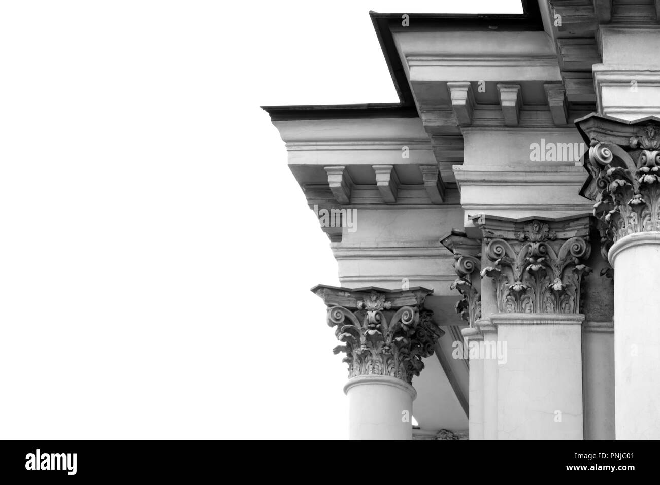 Gesims und verzierten Säulen der alten Gebäude im klassischen Stil entfärbt, auf weißem Hintergrund Stockfoto