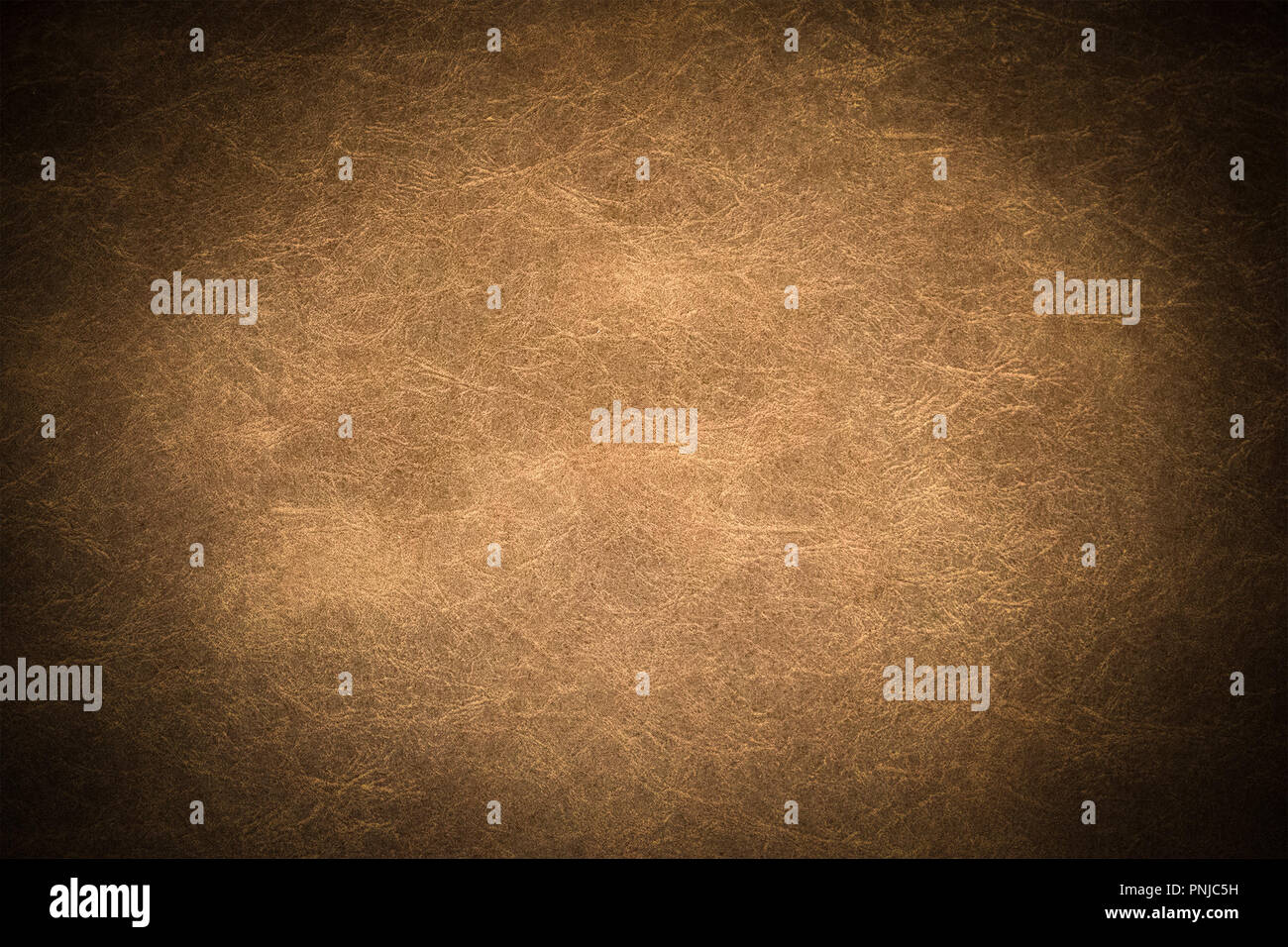 Beige Kunstleder Textur mit Flecken und Adern, Hintergrund mit dunklen Vignette Stockfoto