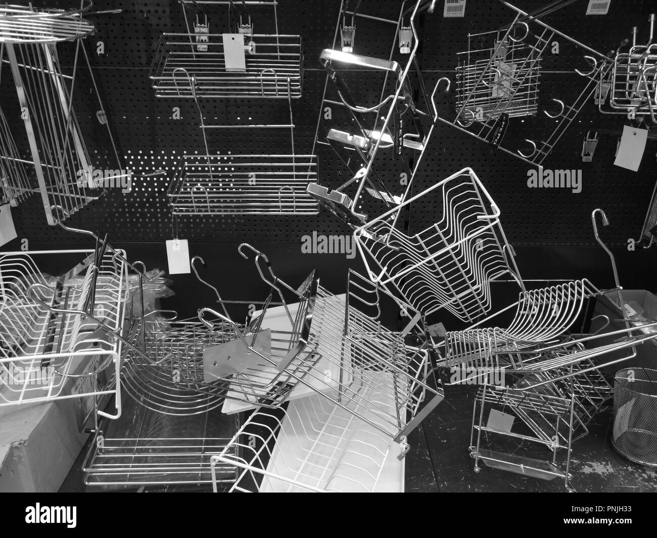 Schwarz-weiß Foto. Chaotisch liegen Regale für Bad und Küche. Stockfoto