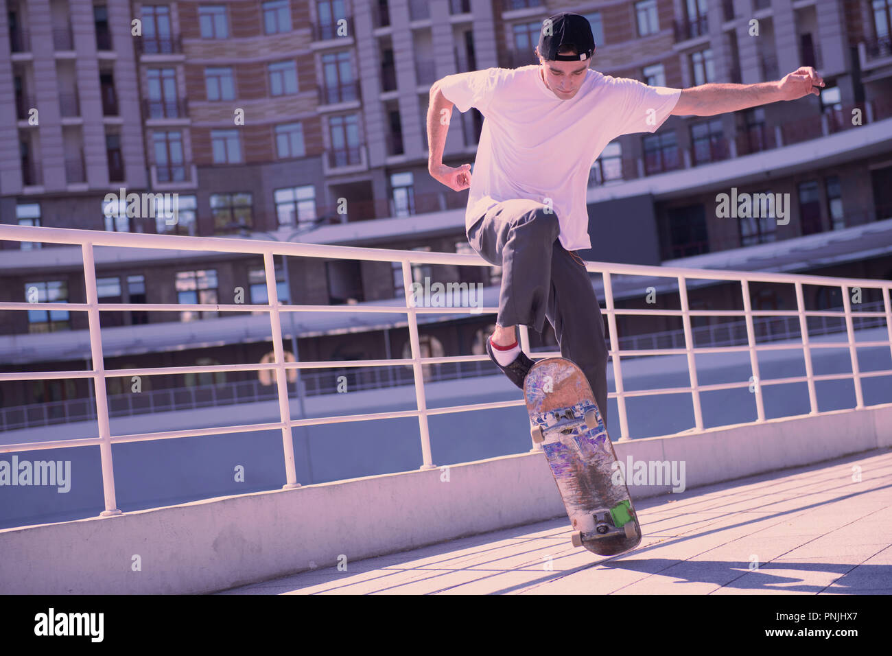 Sportler seine neue Holz- Skateboard testen Erfreut Stockfoto