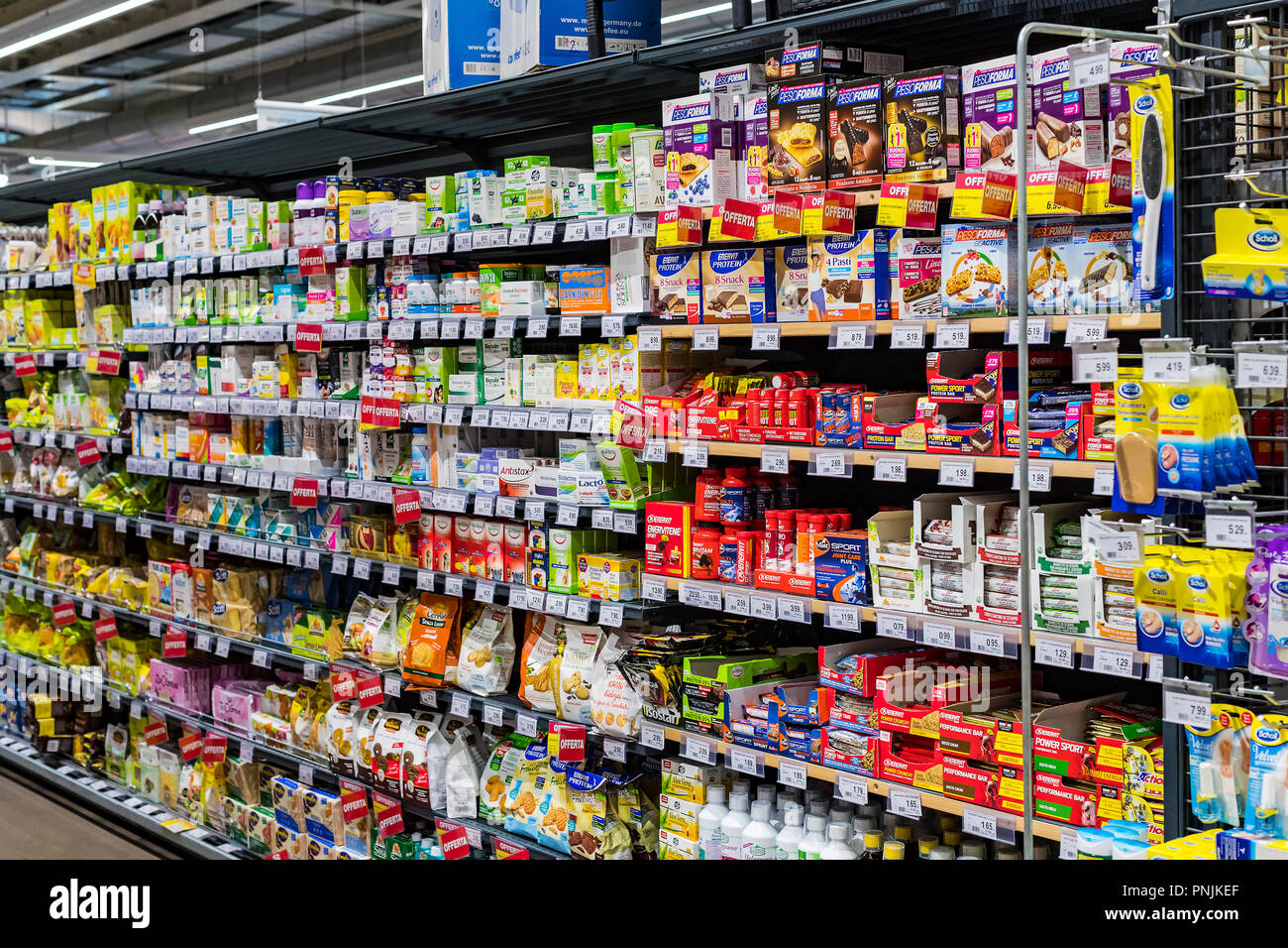 VERONA, Italien - 4 September: Regale und Regalsysteme mit Produkten von  Getränken und Waren im Supermarkt SPAR Stockfotografie - Alamy