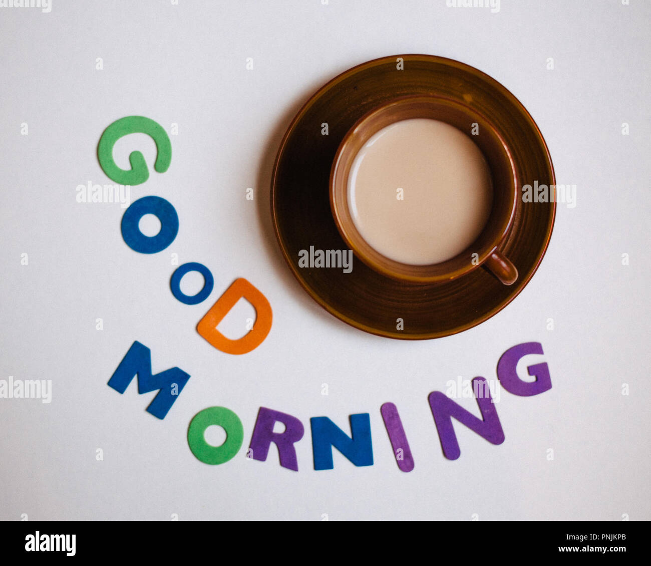 Guten Morgen, Tasse Kaffee mit den bunten Buchstaben des Alphabets Stockfoto