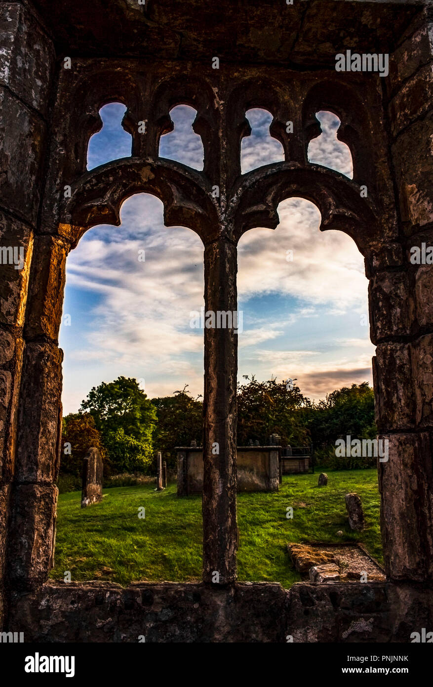 Kirche Rundbogenfenster im verlassenen Dorf in Yorkshire. Stockfoto