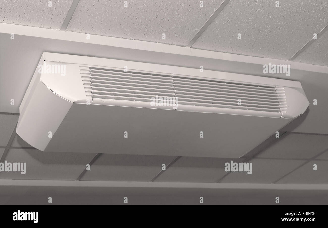Zentrale Klimaanlage Gerät für ein großes, modernes Gebäude, das Interieur auf der Decke befestigt Stockfoto