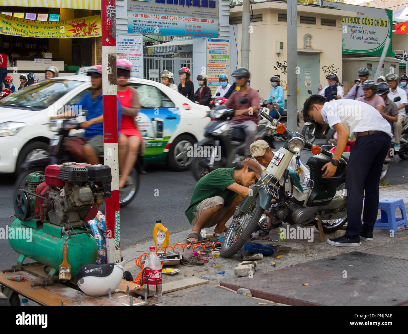 Am Straßenrand Mechaniker in Saigon. Stockfoto