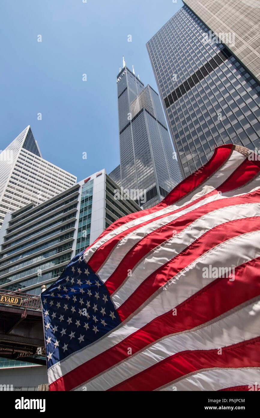 Amerikanische Flagge auf einem Boot auf dem Chicago River in der Nähe von Willis Tower, Chicago, IL. Stockfoto