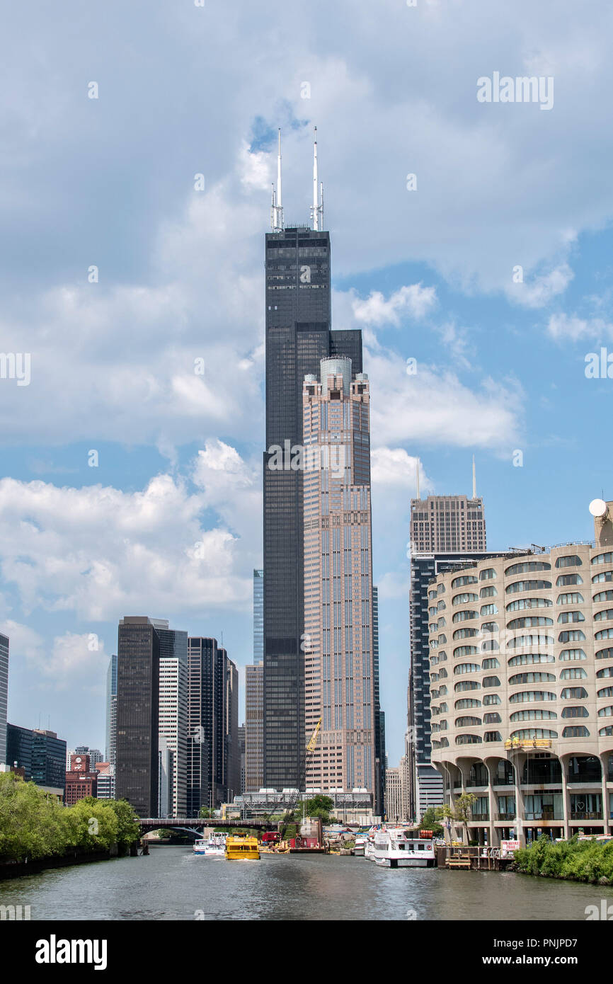 Ansicht der Willis Tower von einem Boot auf den Chicago River, in der Innenstadt von Chicago, IL. Stockfoto