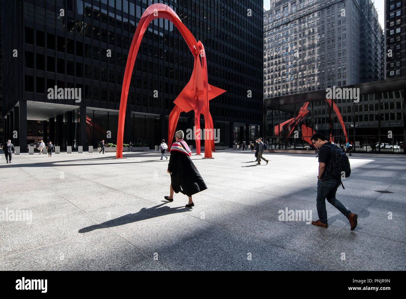 Flamingo Skulptur des amerikanischen Künstlers Alexander Calder in Federal Plaza, in der Innenstadt von Chicago, IL. Stockfoto