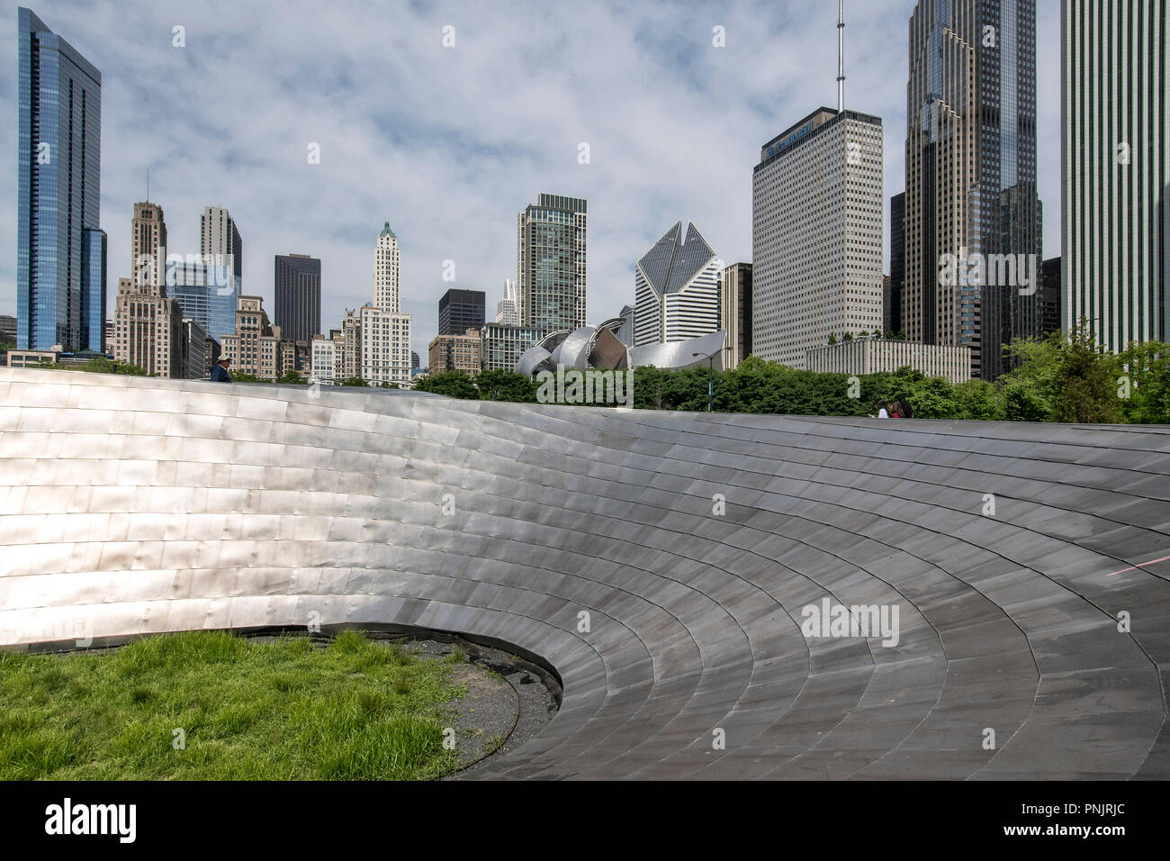 BP Fußgängerbrücke und Jay Pritzker Pavilion von Architekt Frank Gehry, Millennium Park, Downtown Chicago, IL. Stockfoto