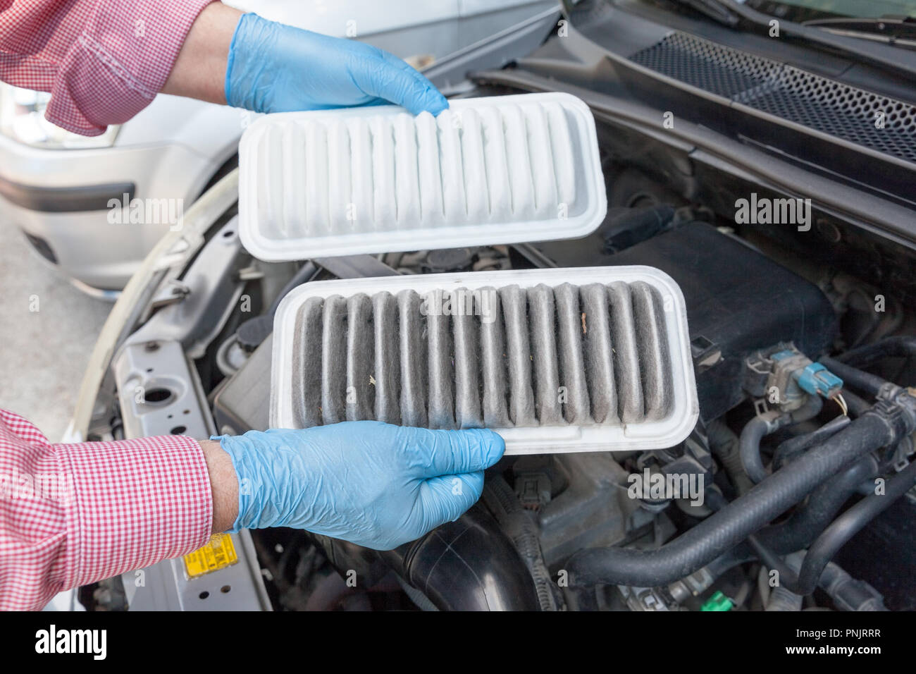 Automechanic Holding schmutzig und Reinigen des Motors über ein Auto Motor. Auto Service und Wartung. Stockfoto