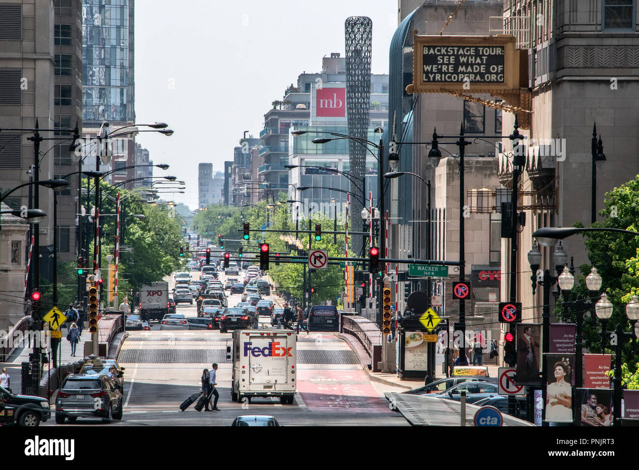 Blick von der "L'Hochbahn von West Madison Street mit dem batcolumn Skulptur von Claes Oldenburg, in der Innenstadt von Chicago, IL. Stockfoto