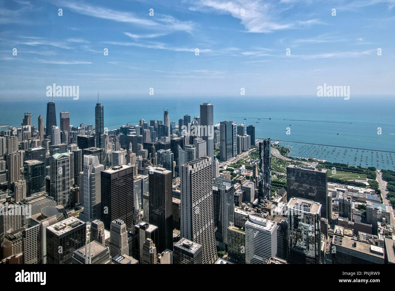 Blick von der Willis Tower Skydeck der Wolkenkratzer in der Innenstadt von Chicago, Millennium Park und Lake Michigan, Chicago, IL. Stockfoto