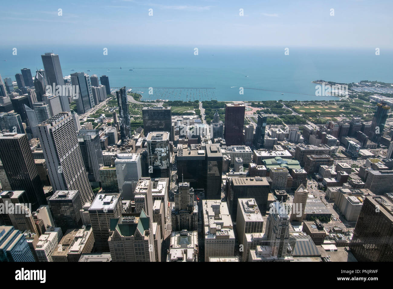 Blick auf die Wolkenkratzer in der Innenstadt von Chicago, Millennium Park und Lake Michigan von Willis Tower Skydeck, Chicago, IL. Stockfoto