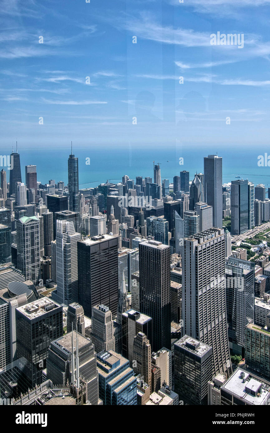 Blick auf die Innenstadt von Chicago Wolkenkratzer und Lake Michigan von Willis Tower Skydeck, Chicago, IL. Stockfoto
