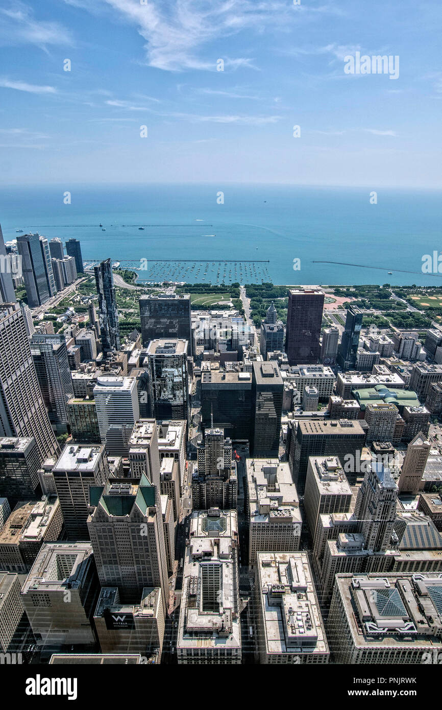 Blick von der Willis Tower Skydeck der Wolkenkratzer in der Innenstadt von Chicago, Millennium Park und Lake Michigan, Chicago, IL. Stockfoto