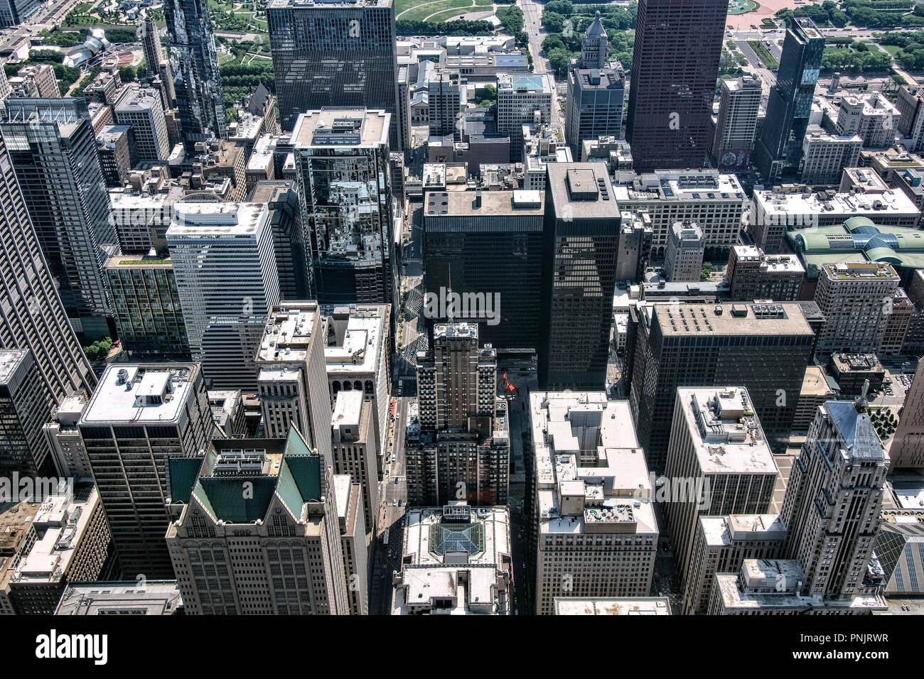 Blick auf die Innenstadt von Chicago Wolkenkratzer aus dem Skydeck des Willis Tower, Chicago, IL. Stockfoto