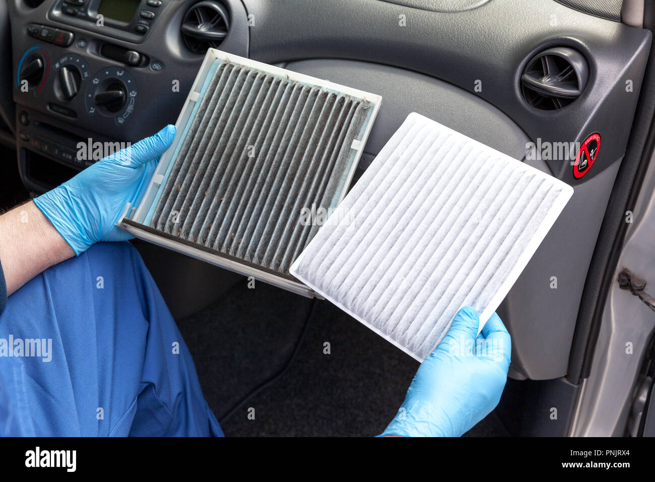 Austausch eines alten Auto Innenraumfilter. Automechaniker in  Arbeitsschutzhandschuhen, schmutzig und Luftfilter reinigen Stockfotografie  - Alamy