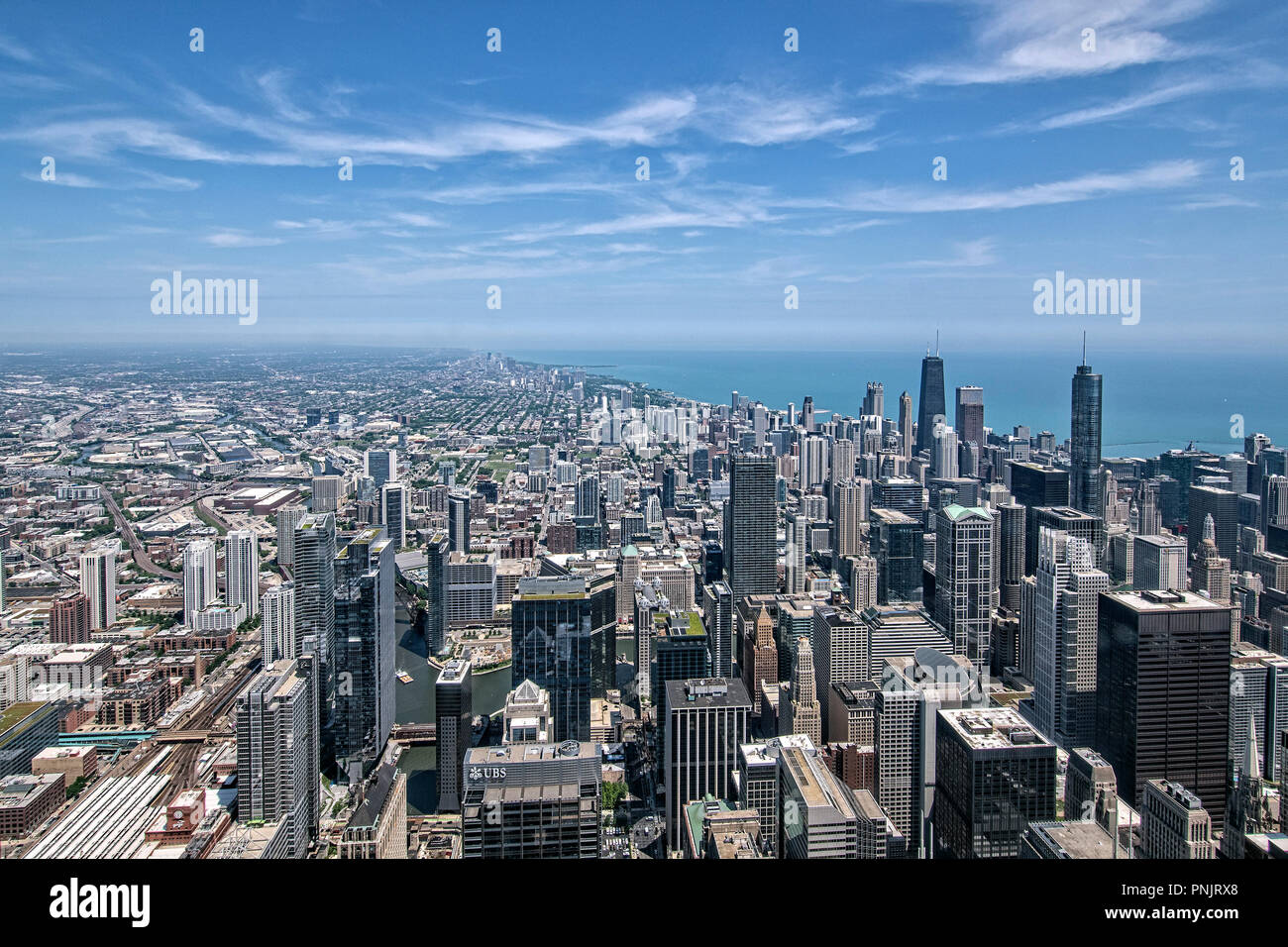 Nördliche Aussicht auf Downtown Chicago Wolkenkratzer und Lake Michigan von Willis Tower Skydeck, Chicago, IL. Stockfoto