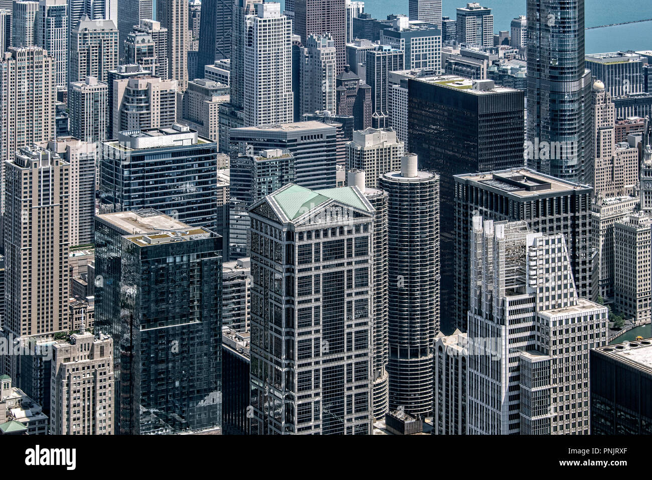 Blick auf die Wolkenkratzer mit Marina Türme aus dem Willis Tower Skydeck, 103, Downtown, Chicago, IL. Stockfoto