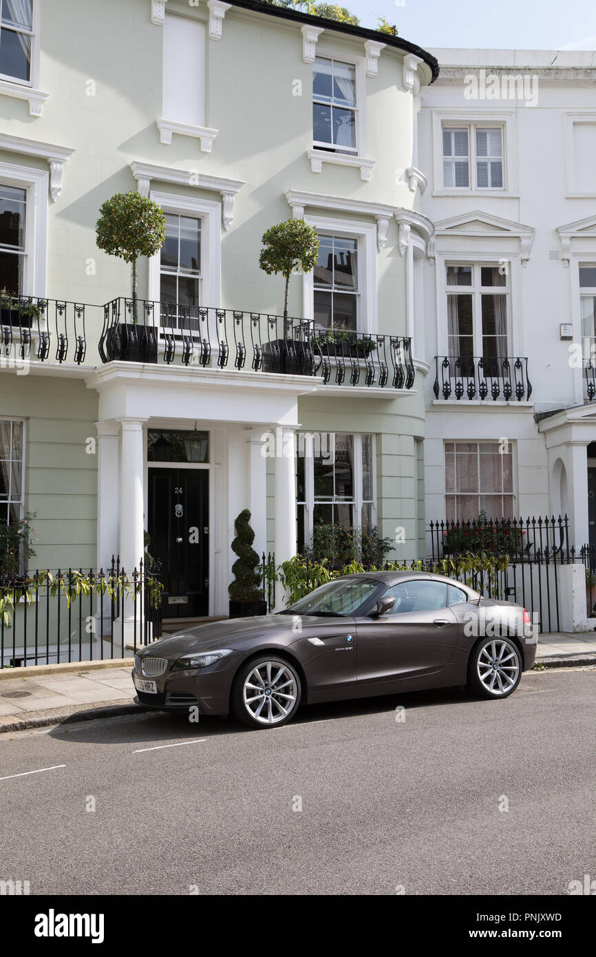BMW in einer exklusiven Gegend von London geparkt Stockfoto