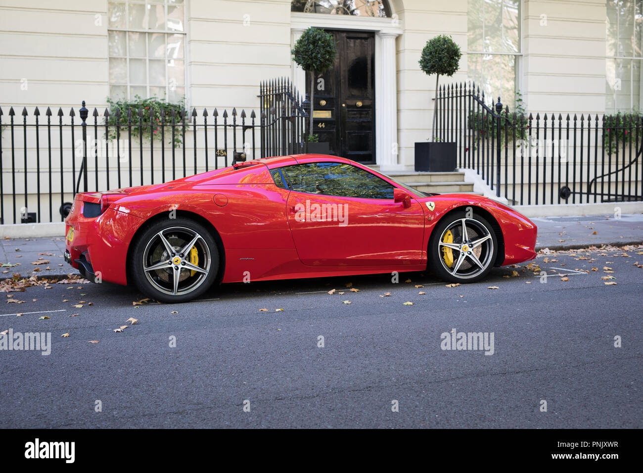 Roten Ferrari in einer exklusiven Gegend von London geparkt Stockfoto