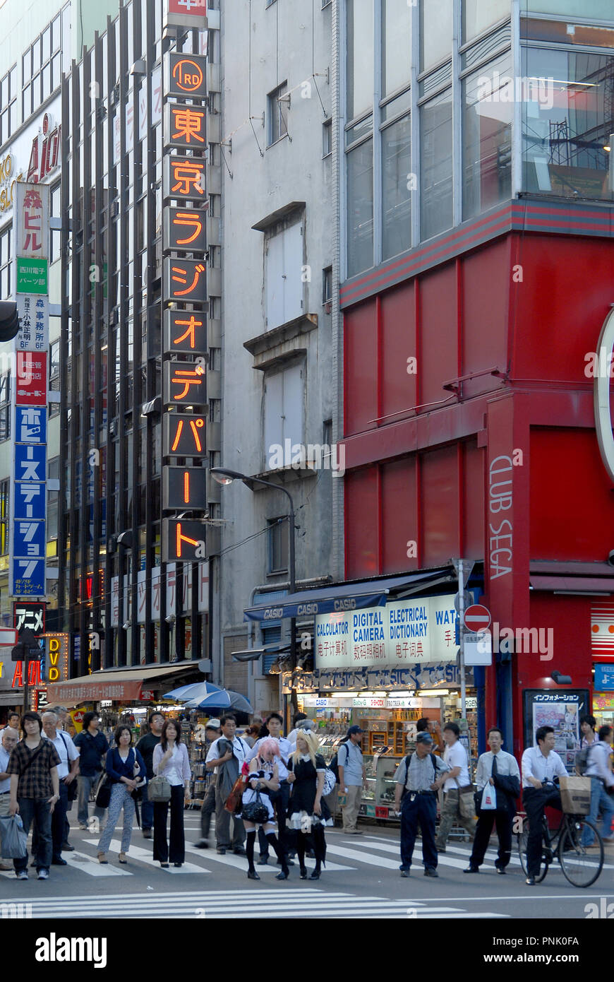 Menschen auf der Straße in Akihabara, Tokio zu überqueren Stockfoto