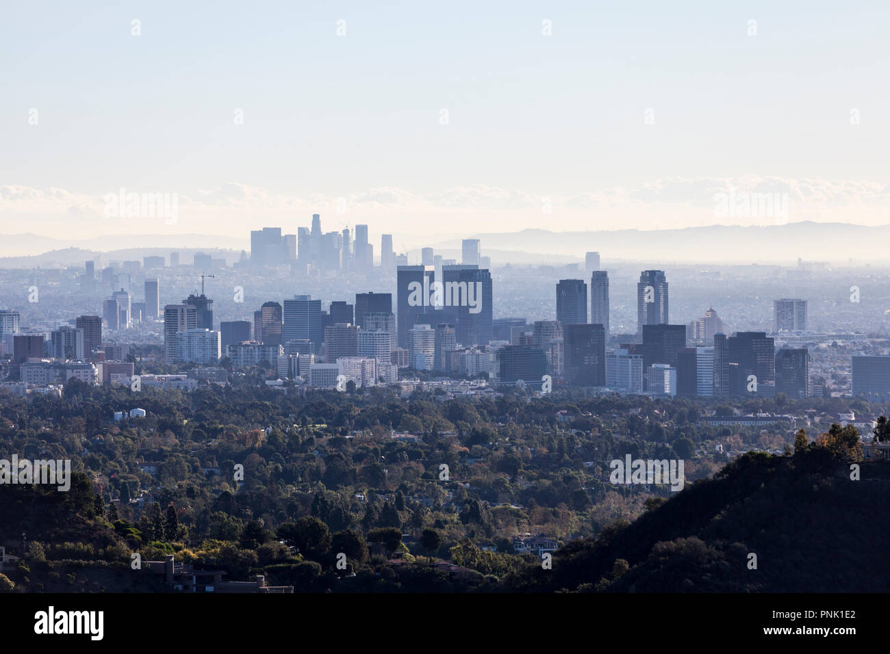 Smoggy dunstiger morgen Ansicht von Century City mit Downtown Los Angeles Türme im Hintergrund. Stockfoto