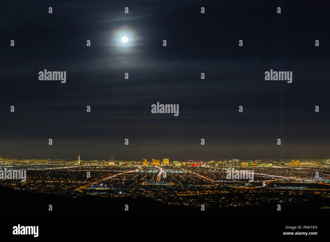 Las Vegas Nevada Vollmond über dem Stadtbild Skyline. Stockfoto