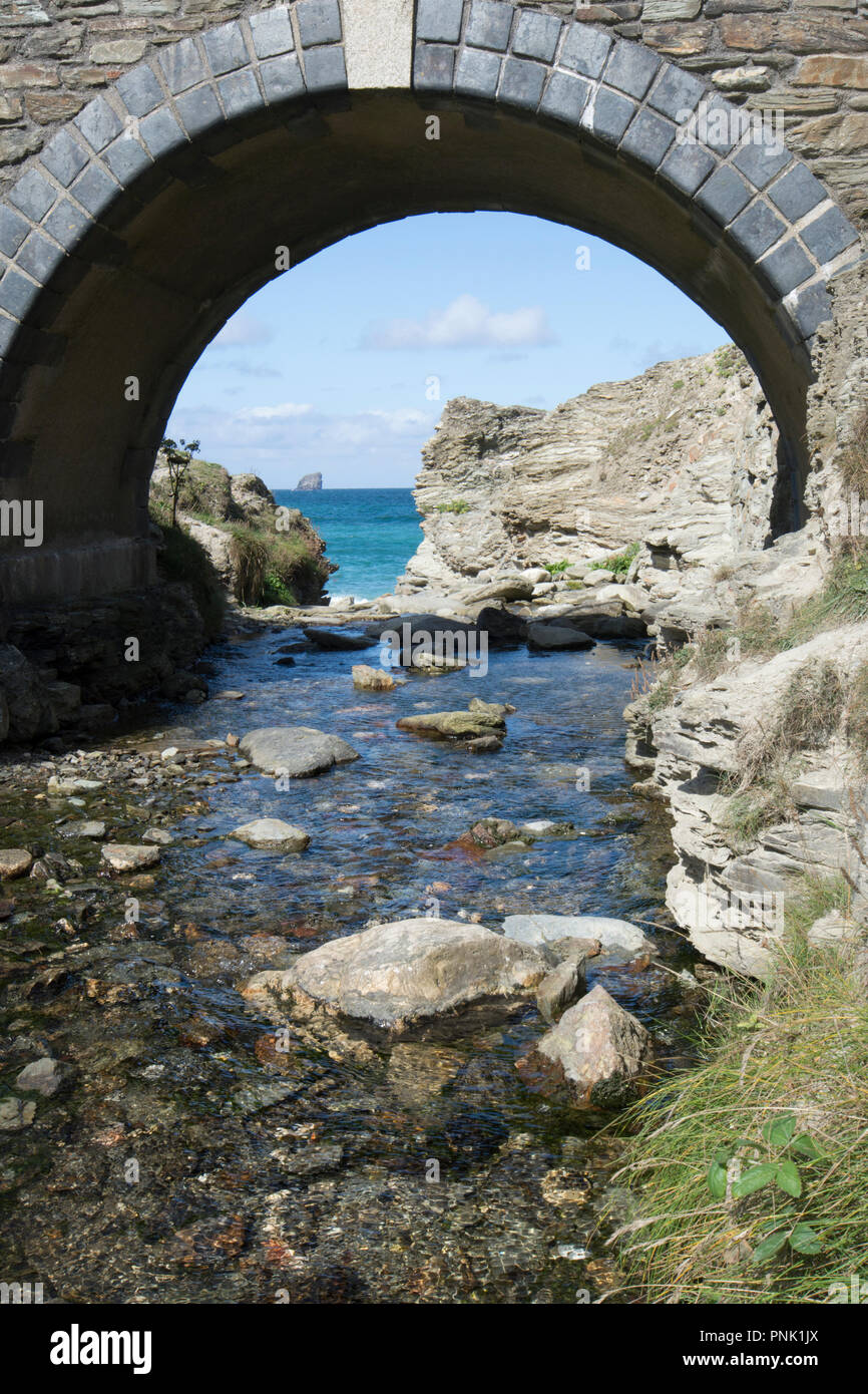 Kleine steinerne Brücke über den Stream von trevellas Porth, in der Nähe von St Agnes, Cornwall, Meerblick, September. Stockfoto