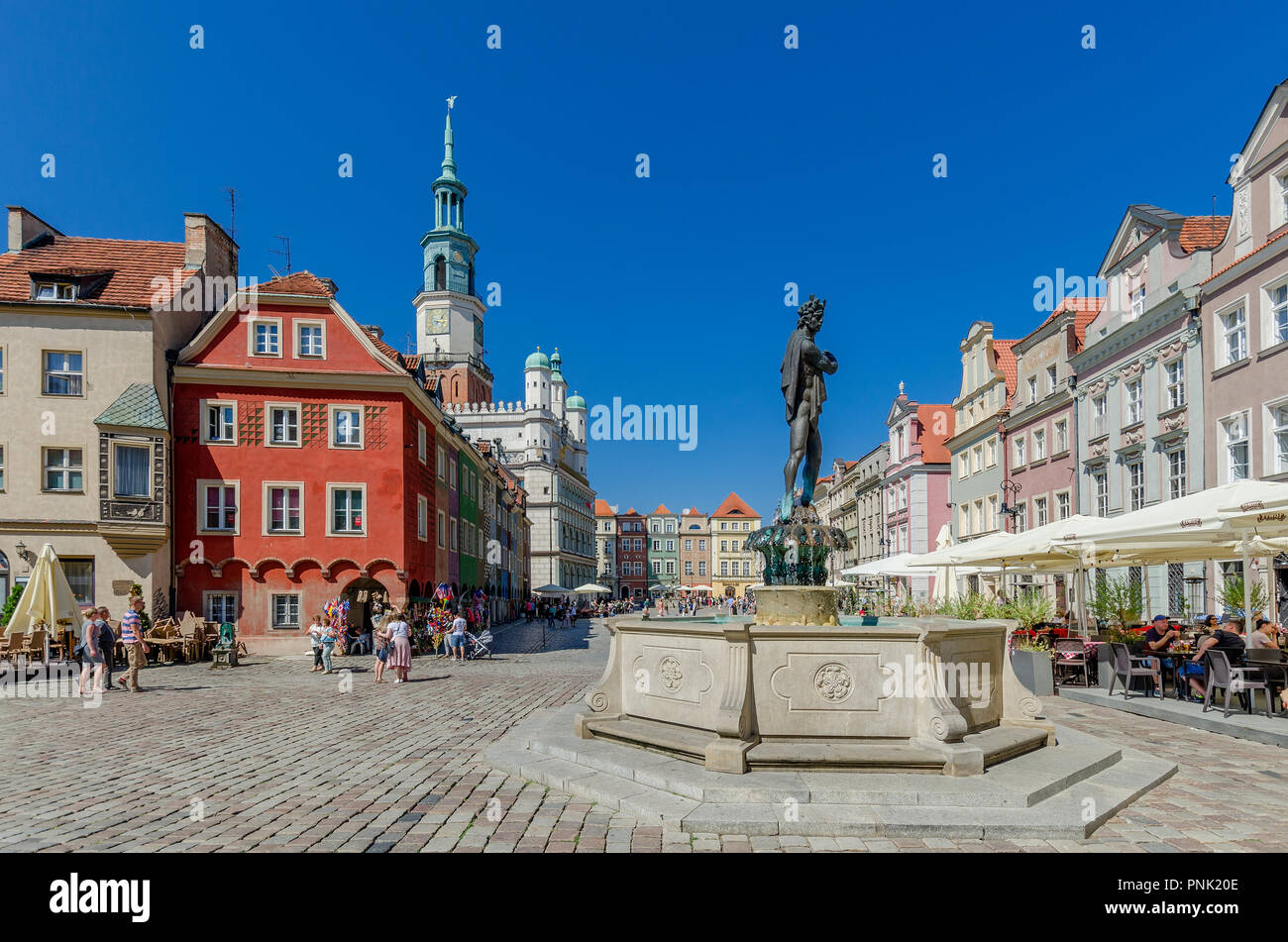 Die Provinz Posen, Großpolen, Polen. Apollo Brunnen auf dem Alten Marktplatz, Rathaus im Hintergrund, Altstadt. Stockfoto