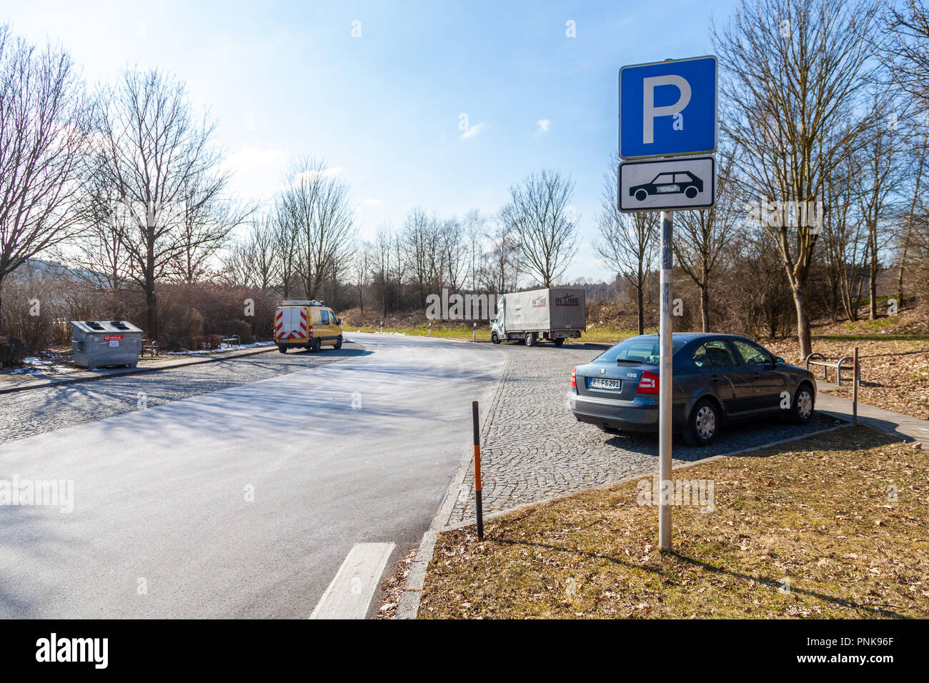 WAIDHAUSEN/Deutschland - am 22. FEBRUAR 2018: Stellplatz mit Autos auf einer deutschen Autobahn Raststätte. Stockfoto