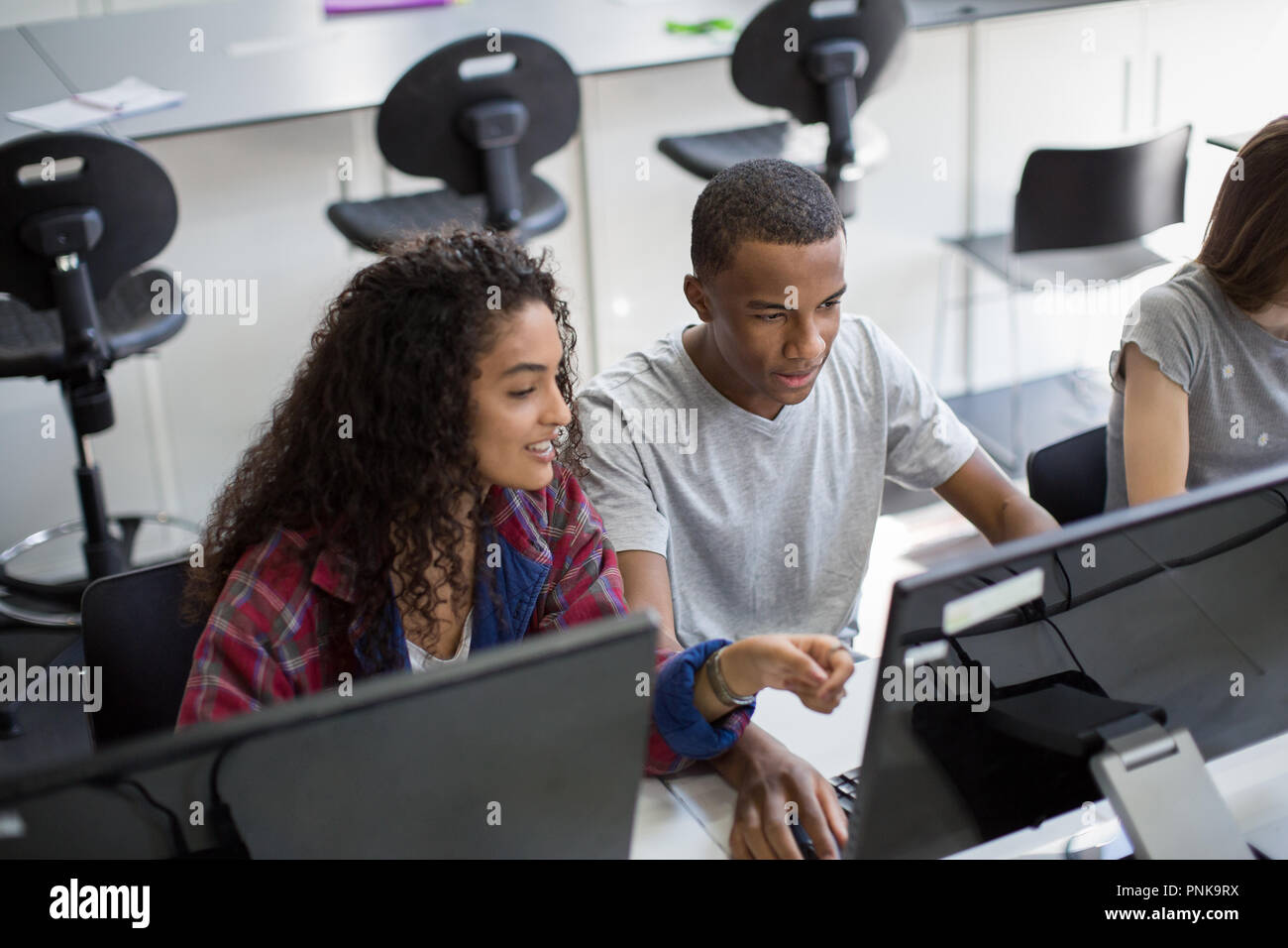 Die Studenten lernen, wie man in der Klasse code Stockfoto