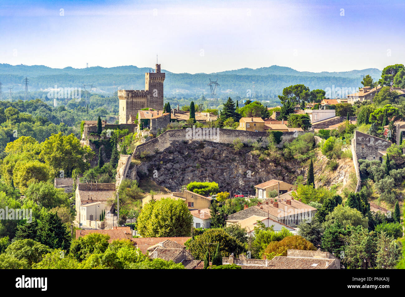 Frankreich. Gard (30). Villeneuve-Les-Avignon. Die Philippe Le Bel Turm von Saint-André Abtei gesehen Stockfoto