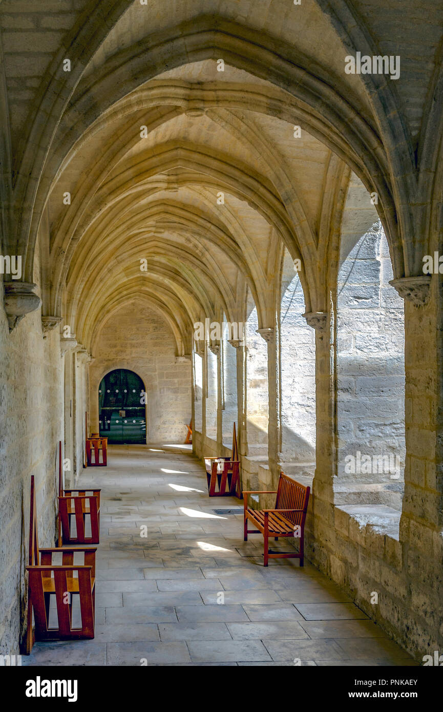 Frankreich. Gard (30). Villeneuve-Les-Avignon. Chartreuse Notre-Dame-du-Val-de-Bénédiction. Der kleine Kreuzgang Stockfoto