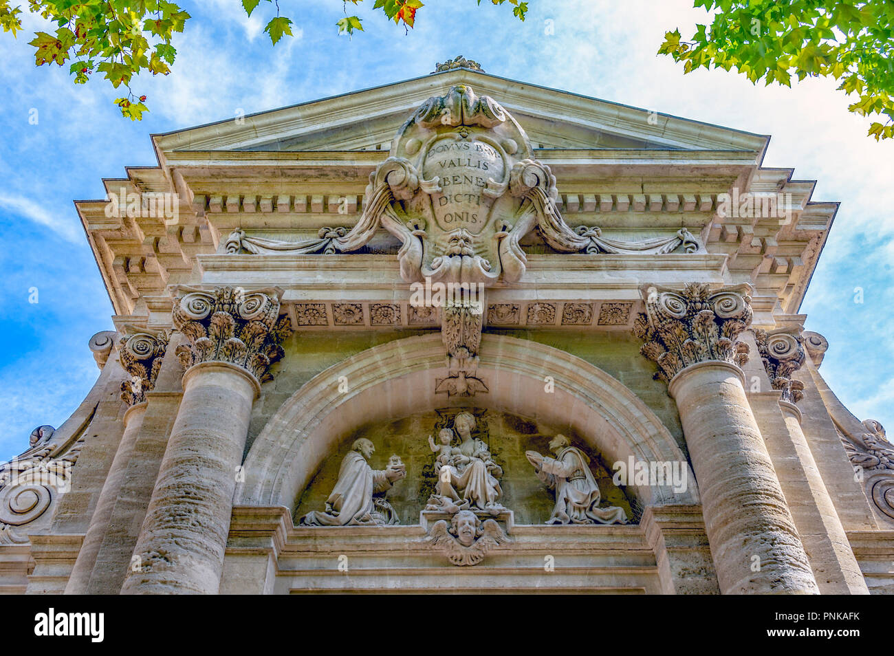 Frankreich. Gard (30). Villeneuve-Les-Avignon. Chartreuse Notre-Dame-du-Val-de-Bénédiction. Das monumentale Portal. Detail der Vorhalle Stockfoto