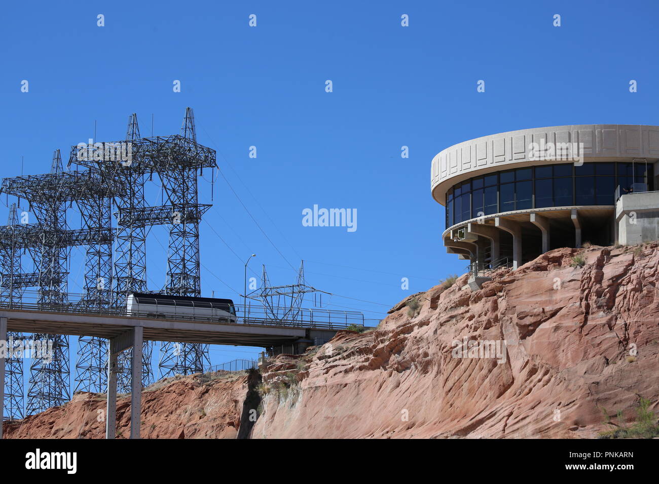 Elektrische Leitungen, Bus überqueren Brücke und Besucherzentrum am Dam Stockfoto