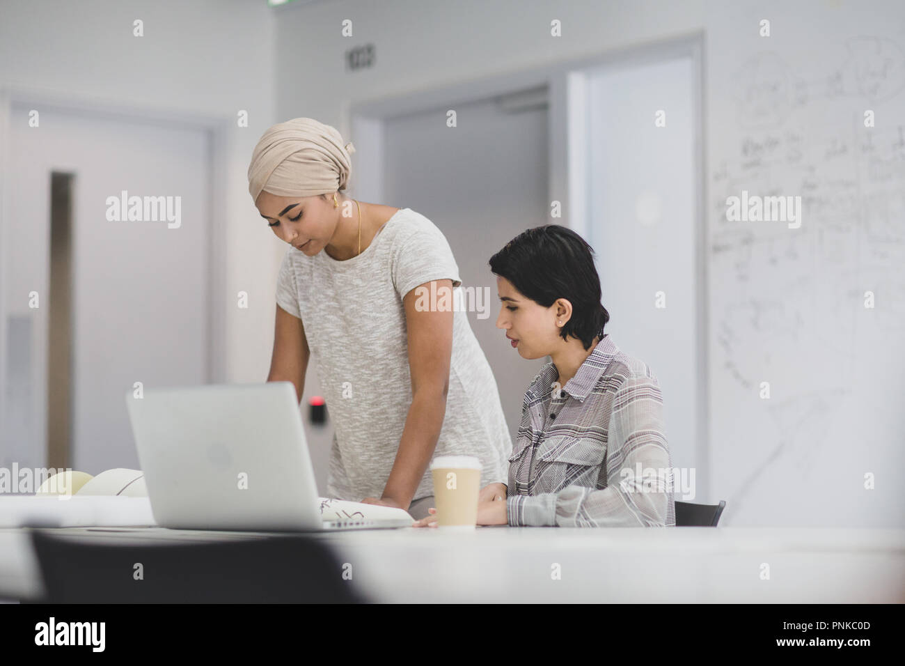 Muslimische Geschäftsfrau in einem Meeting Stockfoto