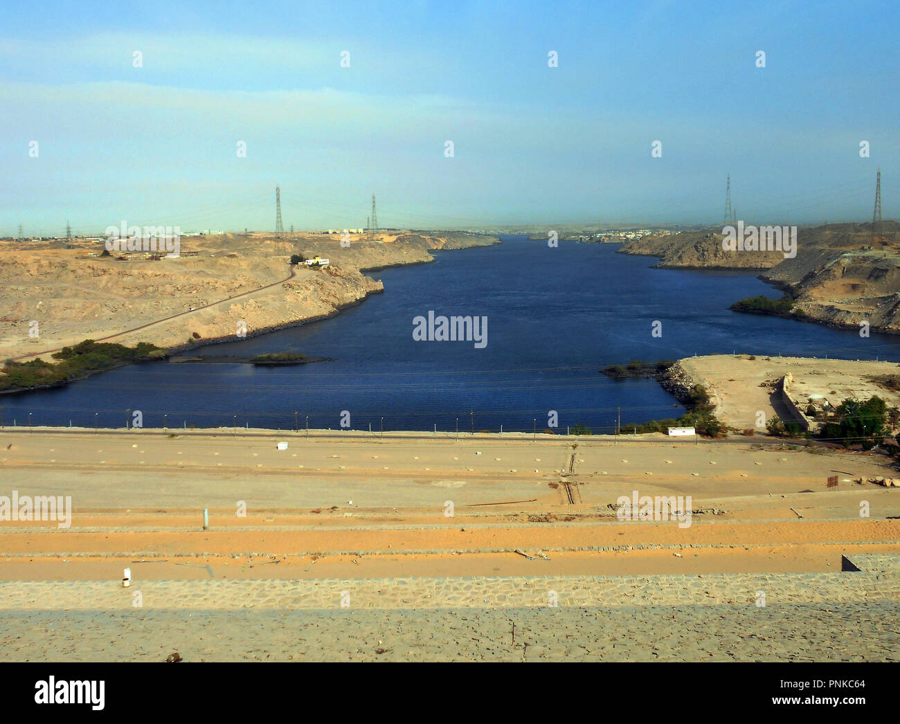Blick nach Norden auf den Nil von der Oberseite der Assuan Staudamm in Ägypten. Stockfoto