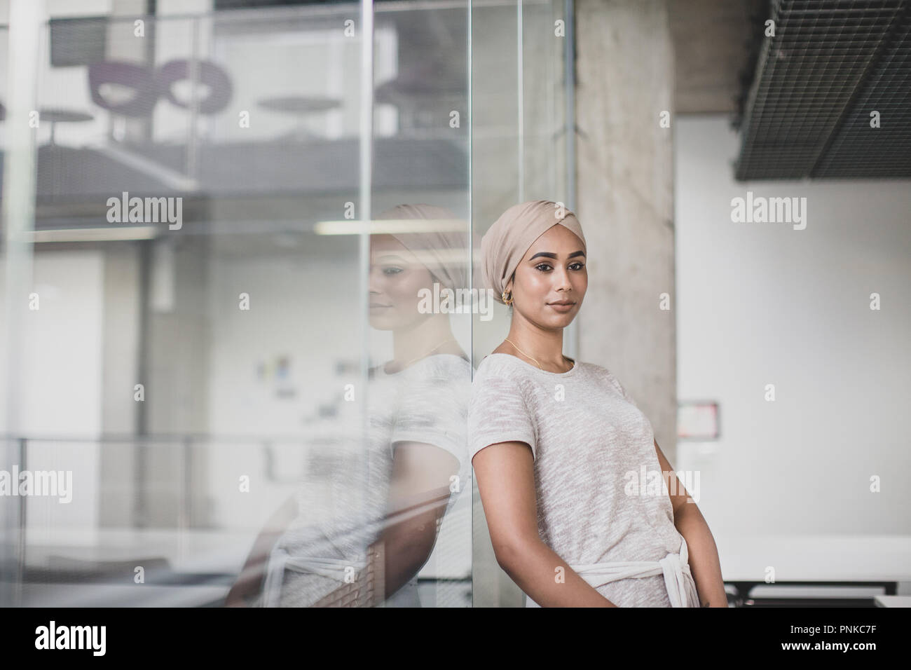 Reflexion der muslimischen Geschäftsfrau in einem Büro Stockfoto