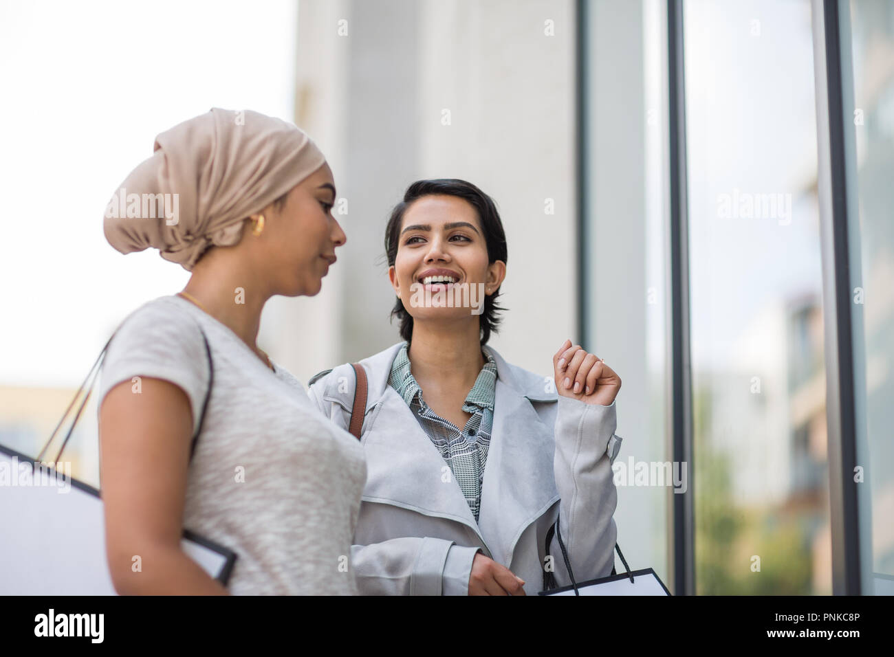 Muslimische Freunde Window Shopping Stockfoto