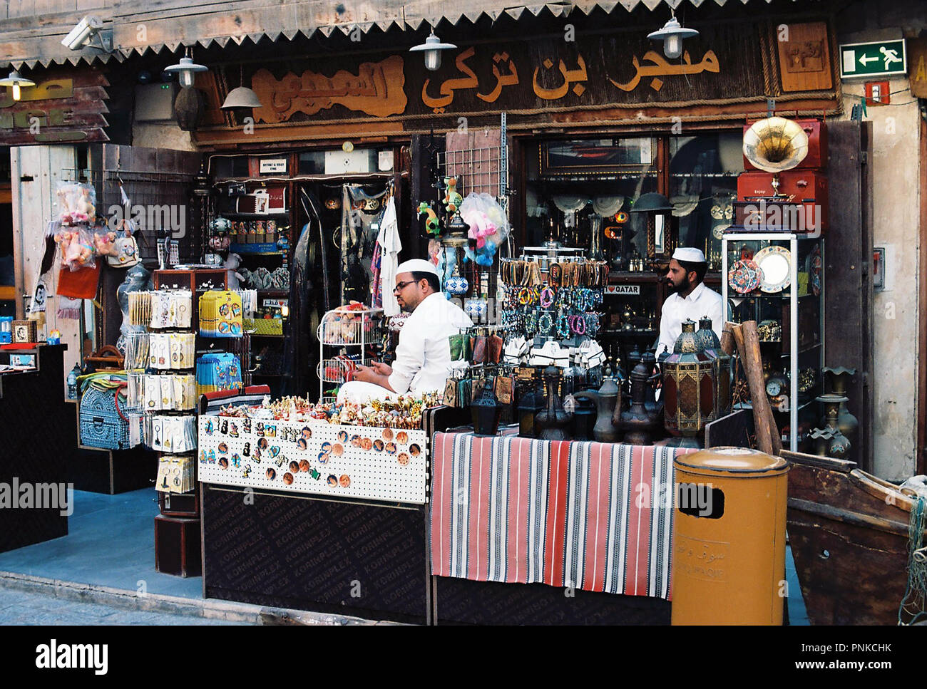 DOHA, Katar - Mai 2018: shopkeeepers Mann ihre Stände in Souq Waqif Bazar in der katarischen Hauptstadt. Stockfoto